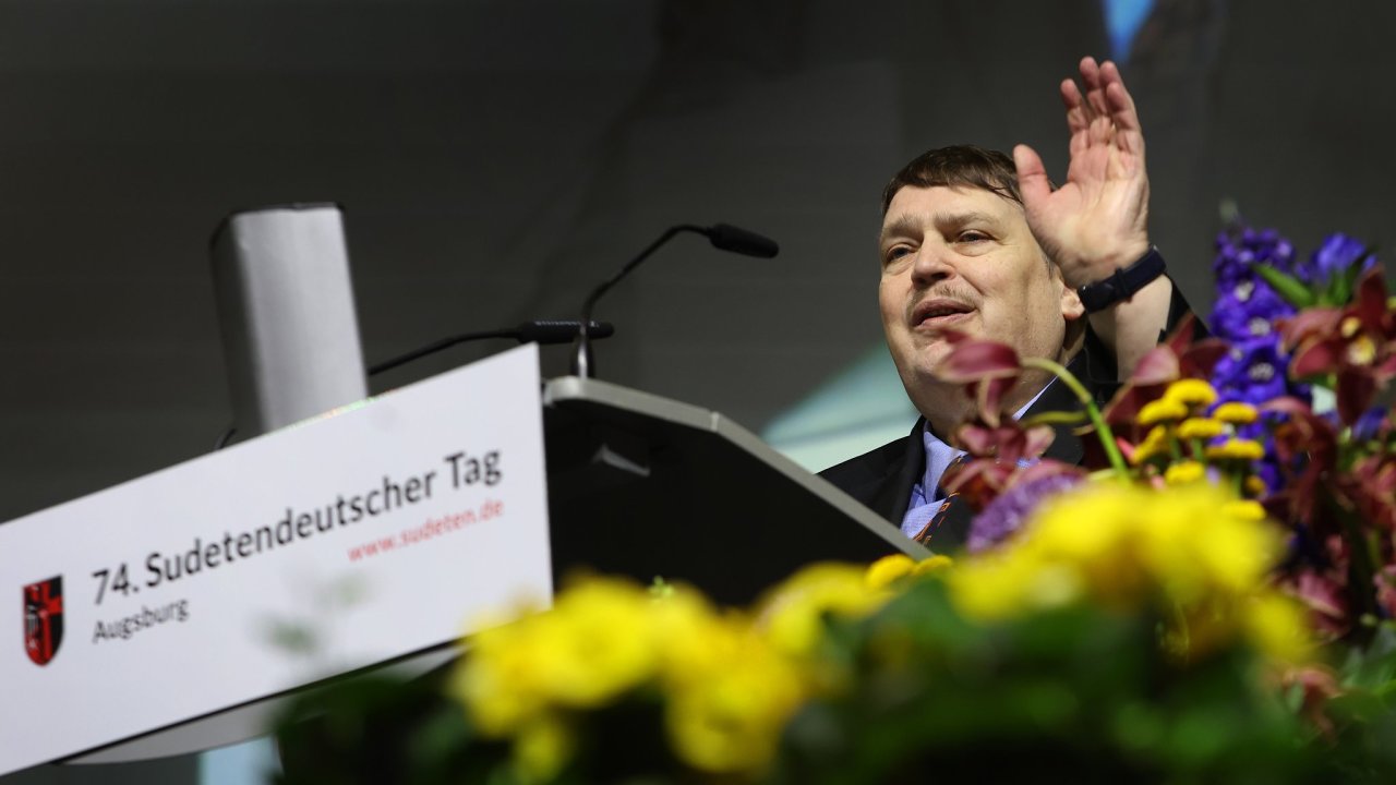 18. kv�tna 2024, Bavorsko, Augsburg: Bernd Posselt, mluv�� sudeton�meck�ho etnika, na 74. ro�n�ku Sudeton�meck�ho dne.
