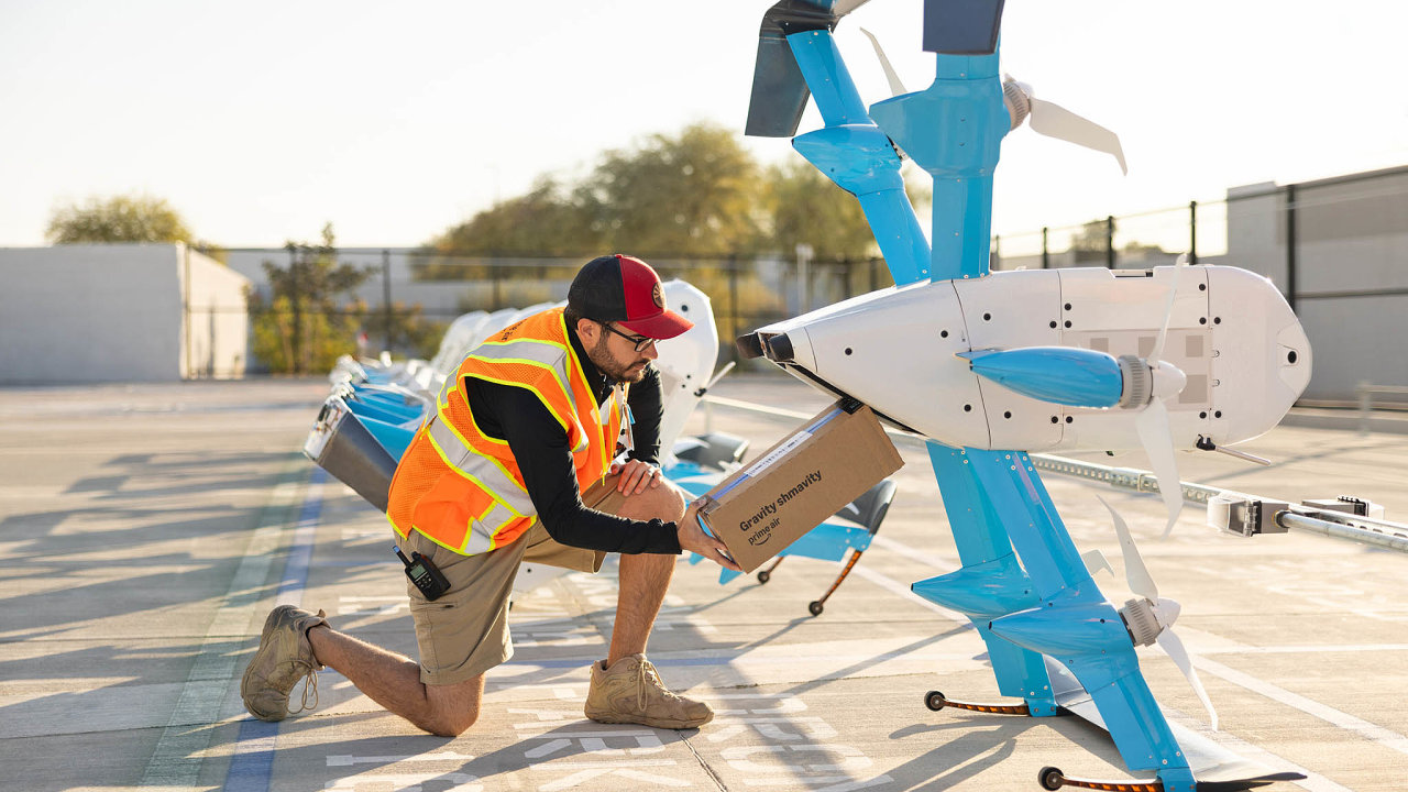 Amazon Prime Air je syst�m doru�ov�n� z�silek pomoc� dron� MK30. Dok�ou...