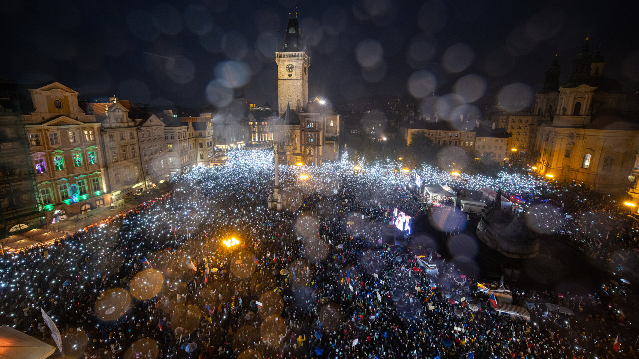 Pln� Starom�stsk� n�m�st� v ned�li 25. ��jna. Protesty budou pokra�ovat.
