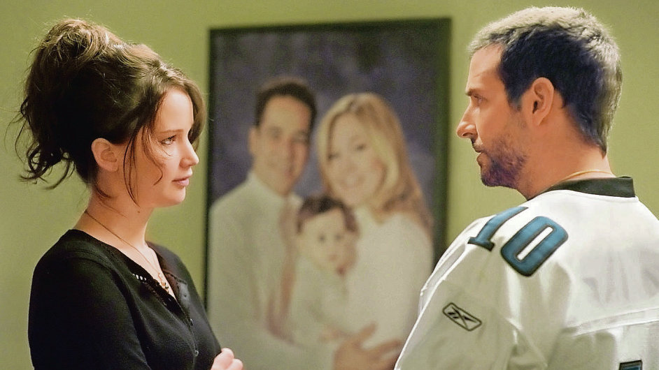 Psychicky labiln hrdinov Tiffany (Jennifer Lawrencov, vlevo) a Pat (Bradley Cooper).