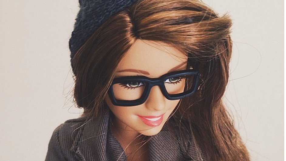 Barbie vymnila aty, Kena i rov kabriolet za kulich a vrazn brle. Jej hipstersk profil sleduje pes milion lid.