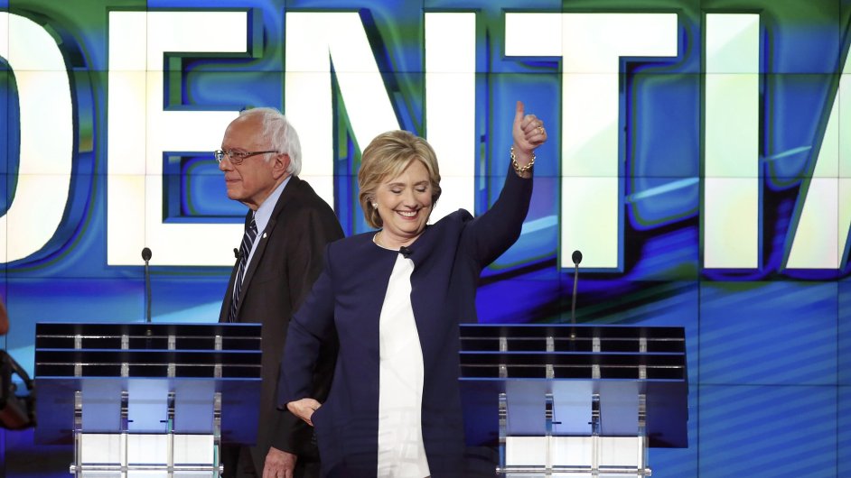 Hillary Clintonov a Bernie Sanders po prvn televizn debat demokratickch kandidt na post americkho prezidenta v Las Vegas