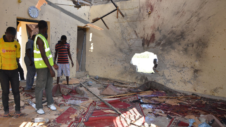Lid prohl meitu ve mst Maiduguri, kterou zniila exploze.