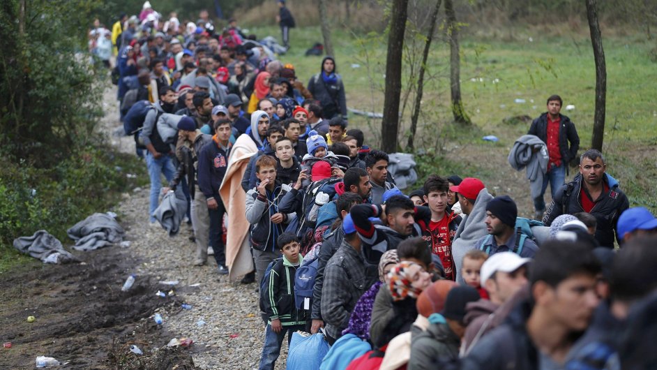 Uprchlíci pochodují přes hranici Maďarska a Chorvatska.