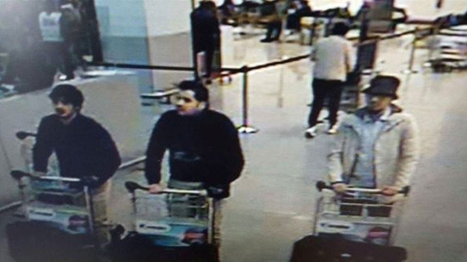 Podezøelí atentátníci pøed útokem na bruselském letišti.