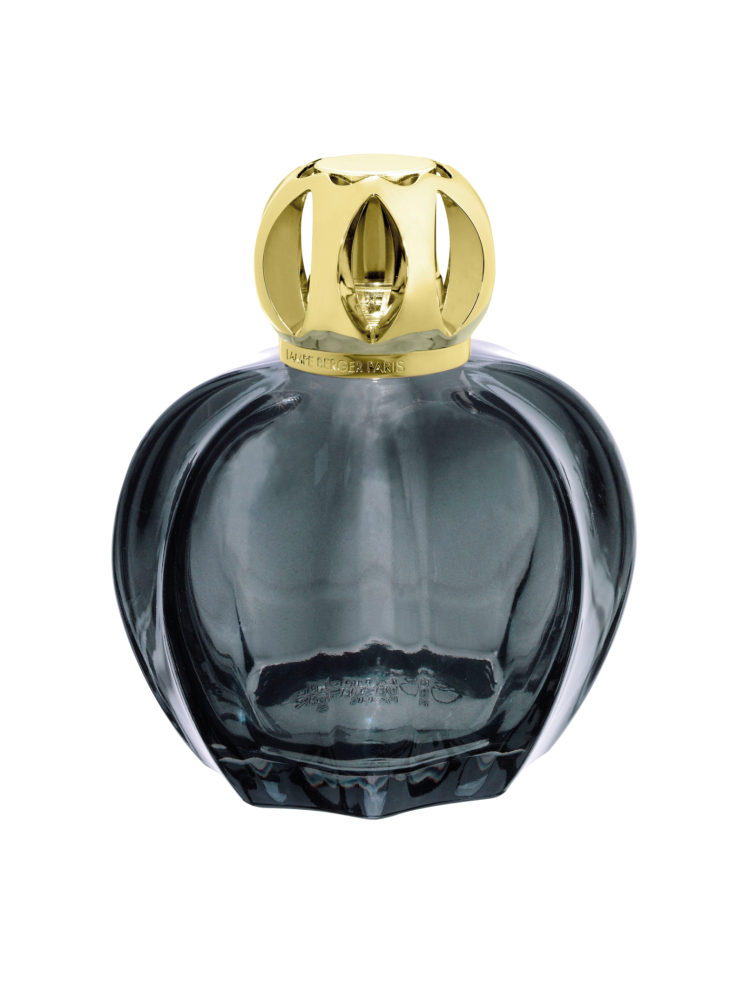 Elegantní vůně ukrytá v katalytické lampě Dejte své kanceláři nový rozměr s pomocí elegantní vůně ukryté v katalytické lampě. Tu navrhla francouzská designérka Rozenn Mainguenéová pro Lampe Berger.
Prodává Potten & Pannen Staněk, cena 1389 Kč.