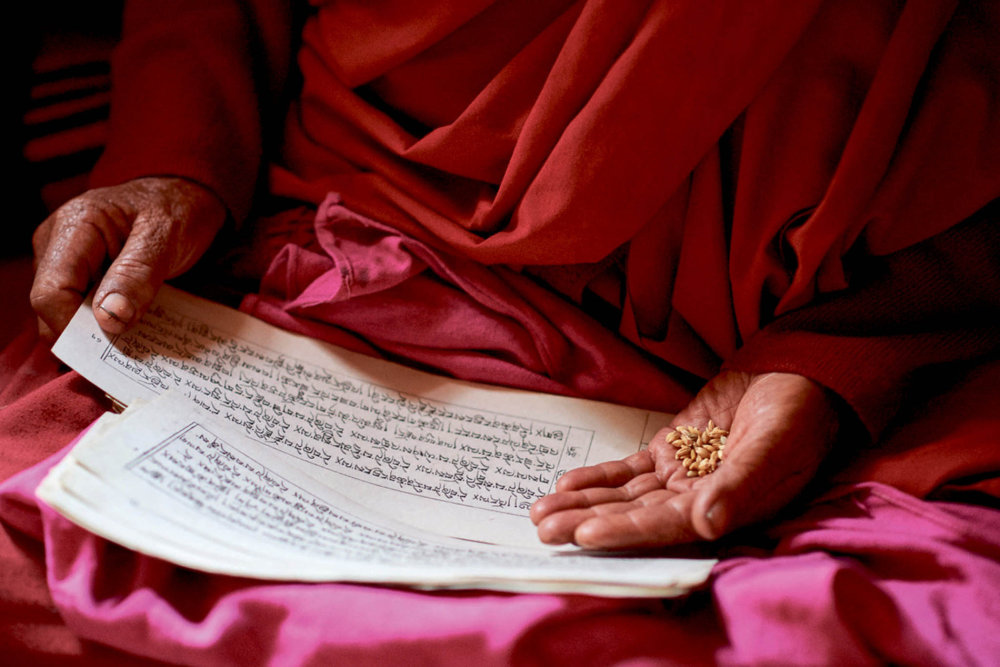 Puja – buddhistický rituál v obci Tungri. Jeptišky jsou zvány ke slavnostem při příležitosti svatby, narození či pohřbu.