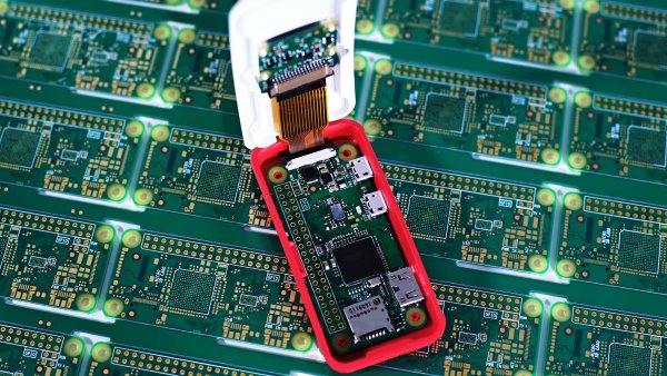 Raspberry Pi Zero WIreless v oficiálním modulárním pouzdru