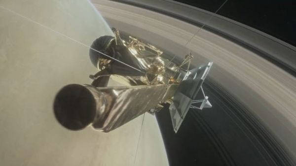 Velk&eacute; fin&aacute;le sondy Cassini. Pono�&iacute; se mezi Saturn a jeho prstence.