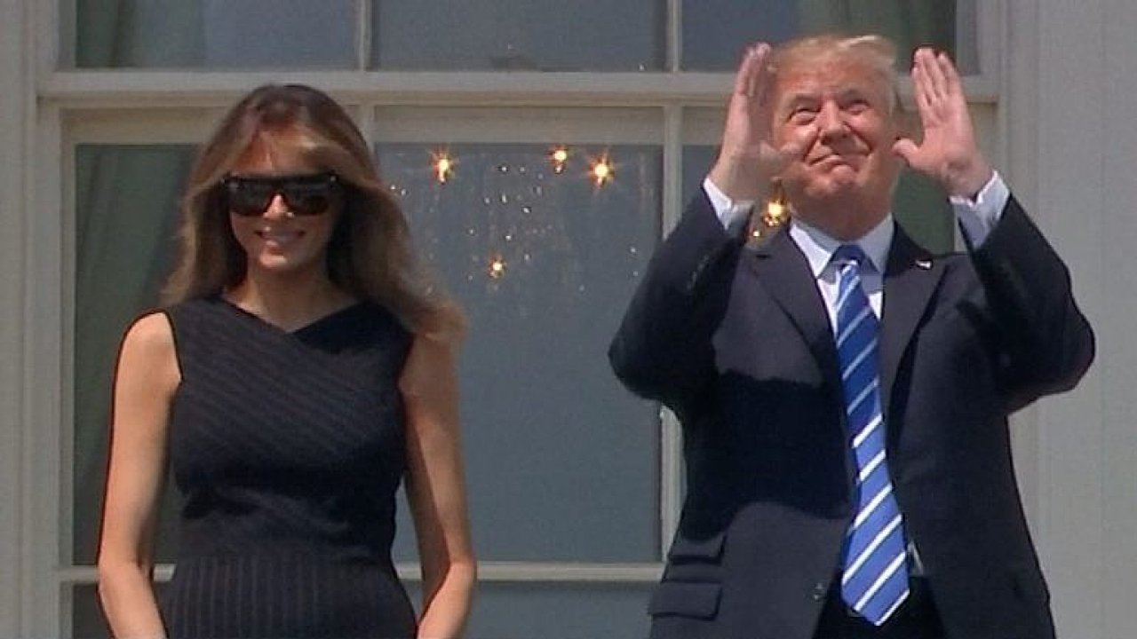 Trump sledoval zatmn Slunce z Blho domu, zapomnl si ale brle