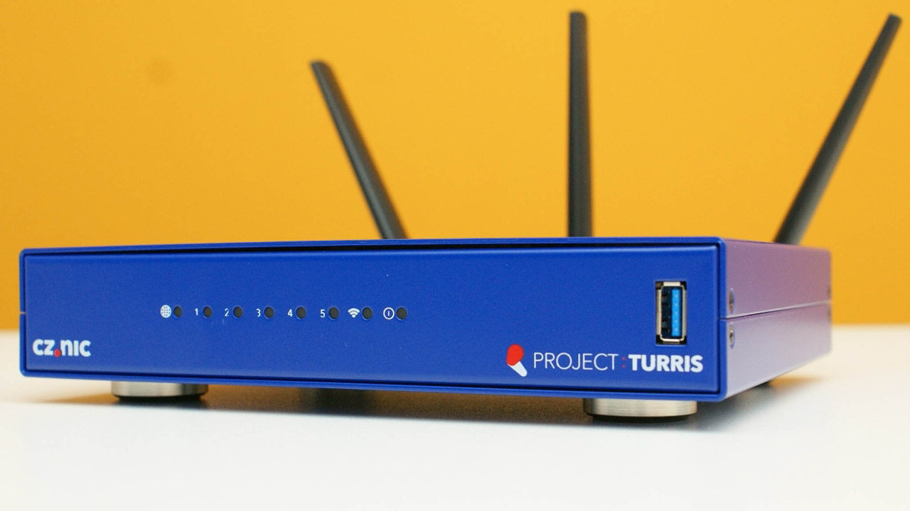 Modr routery. Turris m za cl vytvoit vkonn a zrove velmi bezpen domc wi-fi router.