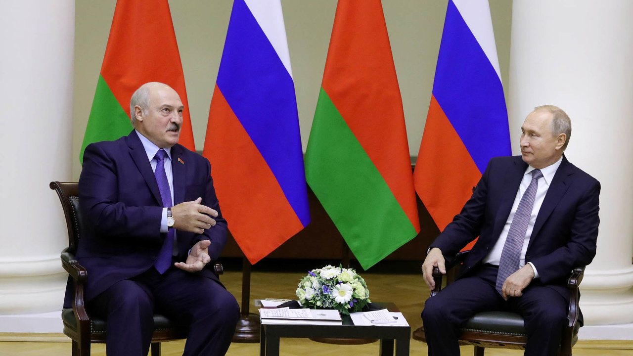 Neomezený vládce: Alexandr Lukašenko si podøídil veškerou moc v Bìlorusku, prosperita zemì ale závisí na vztahu s Ruskem a jeho prezidentem Vladimirem Putinem.
