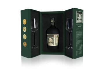 Diplomático Reserva Exclusiva má na kontě více než dvacet medailí z prestižních mezinárodních soutěží. Speciální box obsahující lahev a dvě originální skleničky je luxusním dárkem pro všechny milovníky rumu.