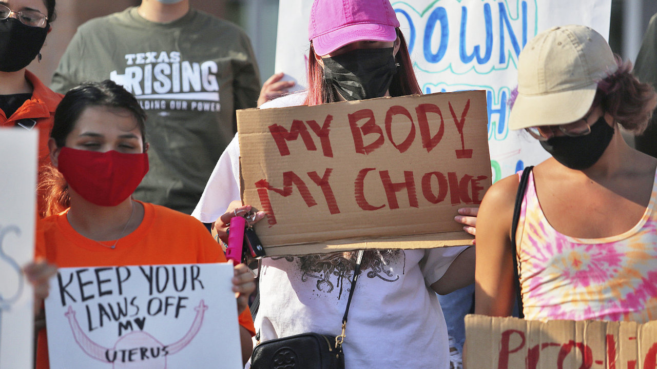 Demonstrace proti zákazu potratů v Texasu od zhruba šestého týdne těhotenství.