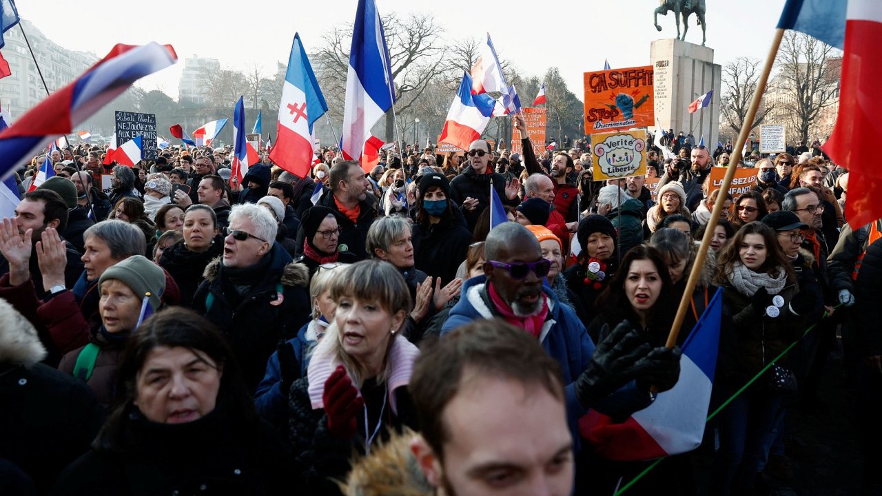 Francie protest proti zpřísňování pravidel kvůli covid- 19 15. ledna