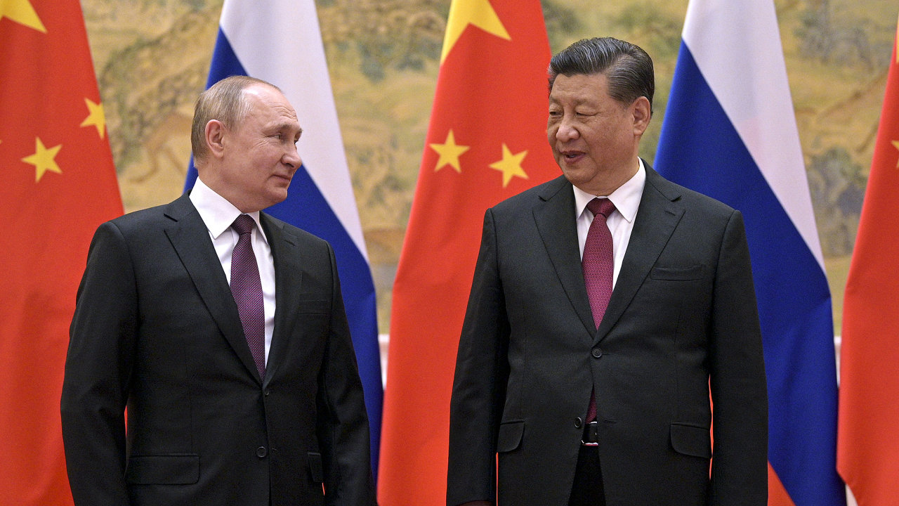 Rusk prezident Vladimir Putin a jeho nsk protjek Si in-pching se seli v ptek v Pekingu. Uvedli napklad, e jsou proti dalmu roziovn NATO.