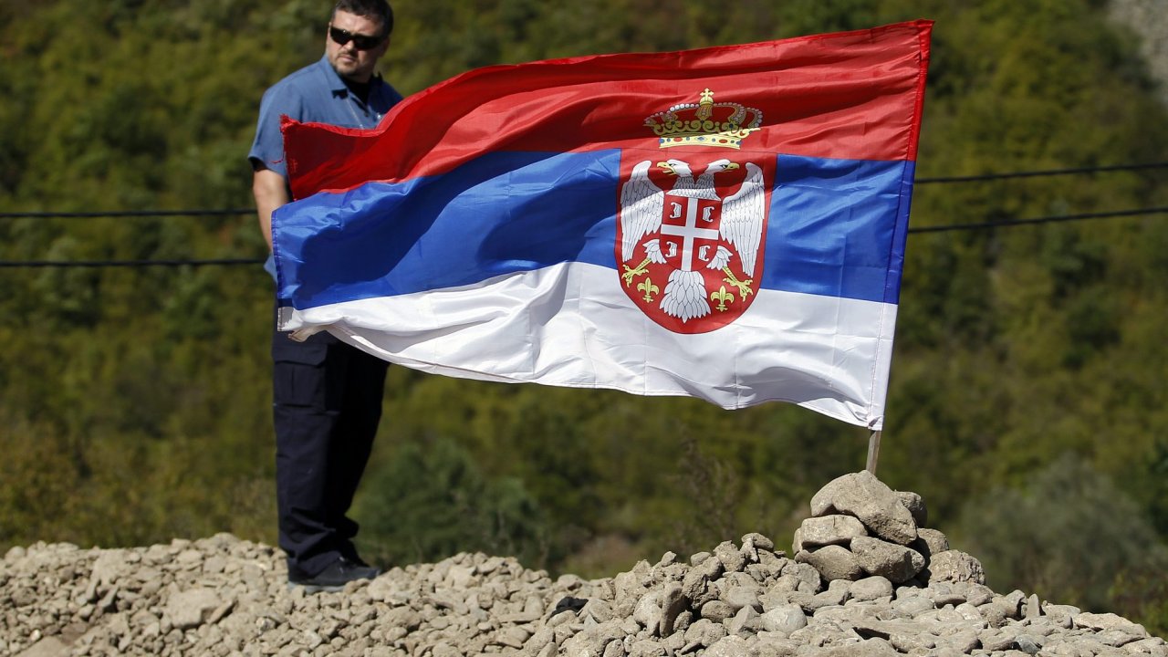 Srbsk vlajka na barikd v Kosovu - ilustran foto