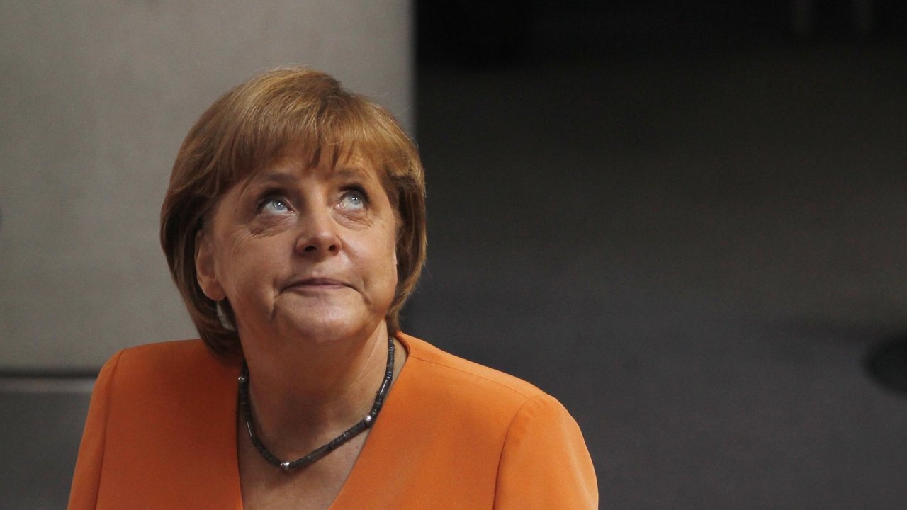 Nmeck kanclka Angela Merkelov vzhl vzhru v nmeckm parlamentu Bundestag.
