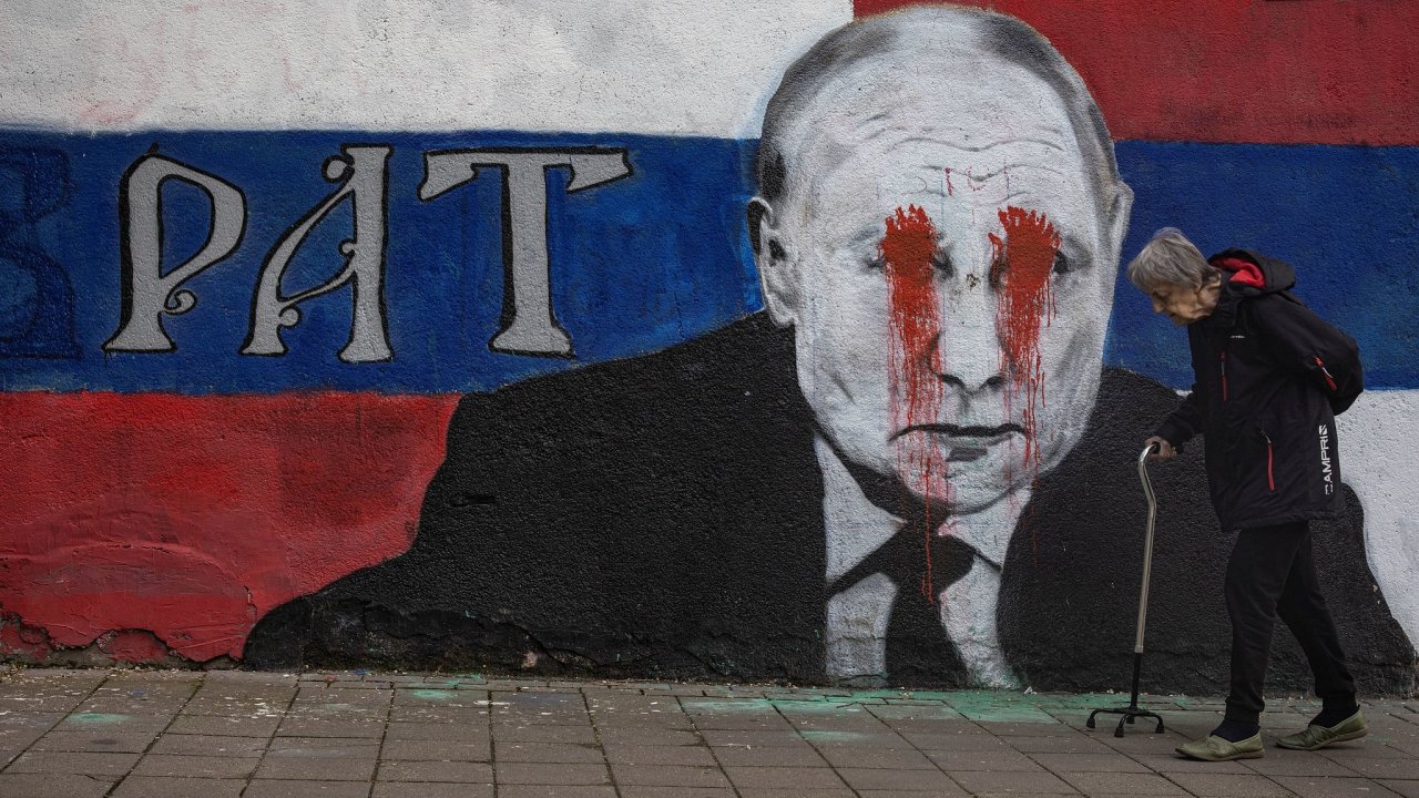 Malbu oslavujc ruskho prezidenta Putina v srbskm Blehrad nkdo polil ervenou barvou.