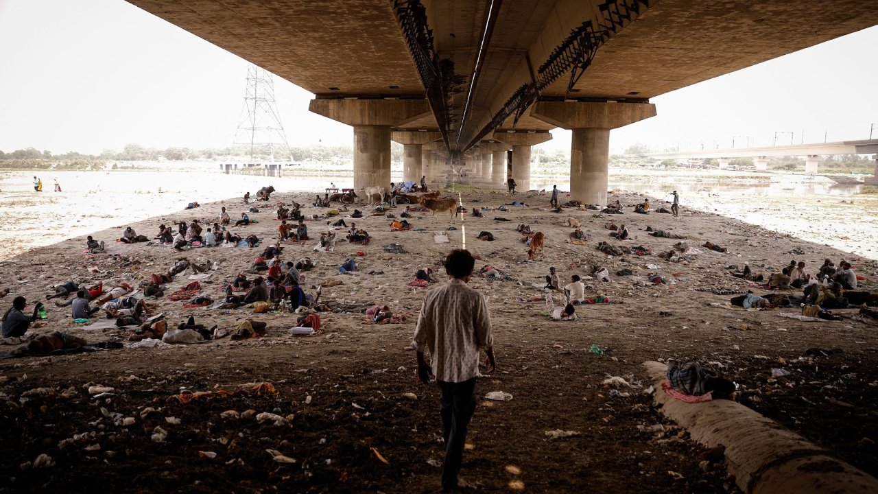 Lidé se schovávají pøed horkem pod mostem v Novém Dillí.