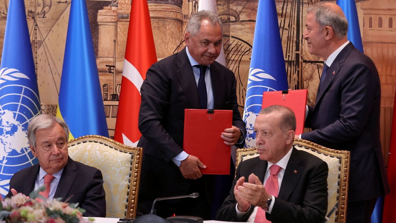 Generální tajemník OSN António Guterres, ruský ministr obrany Sergej Šojgu a turecký prezident Recep Erdogan pøi podpisu dohody.