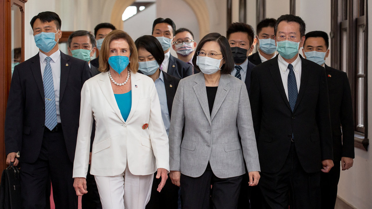 Šéfka americké Snìmovny reprezentantù Nancy Pelosiová (vlevo) a tchajwanská prezidentka Cchaj Jing-wen (vedle Pelosiové).