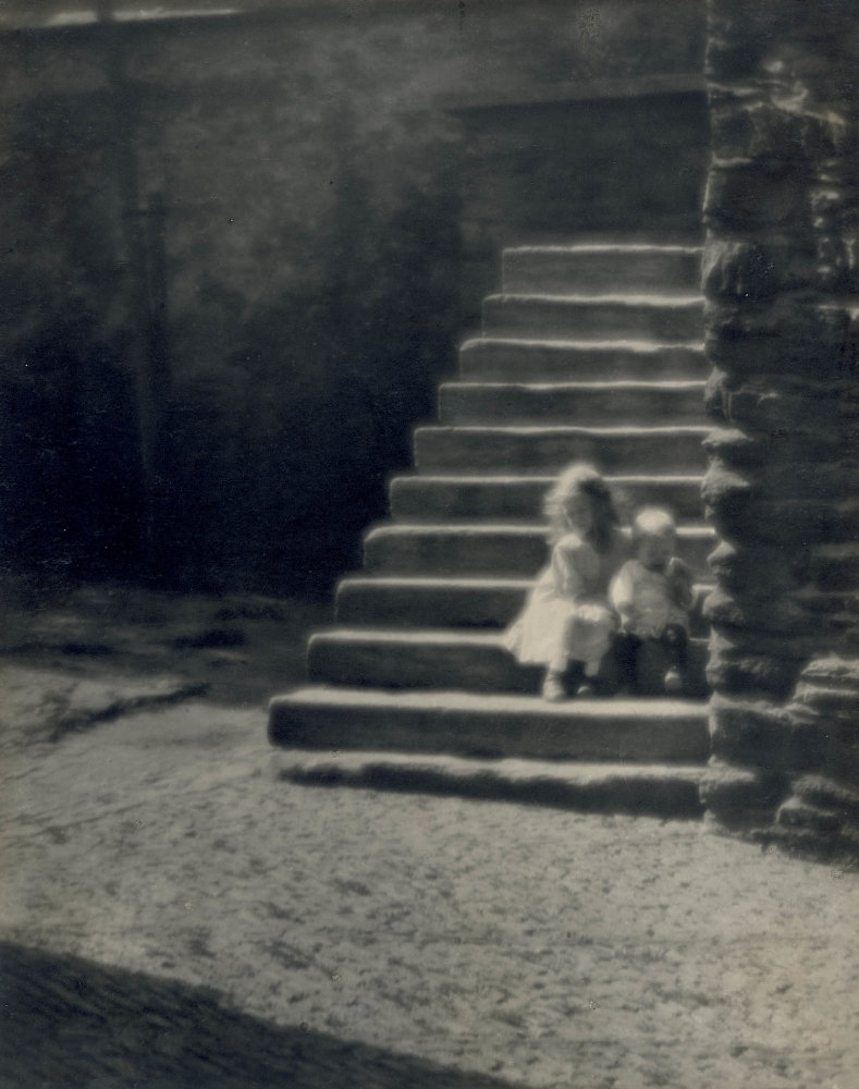 Jaromír Funke, Děti na schodech, z cyklu Kolín III, 1922, černobílá fotografie, 29 x 23 cm
