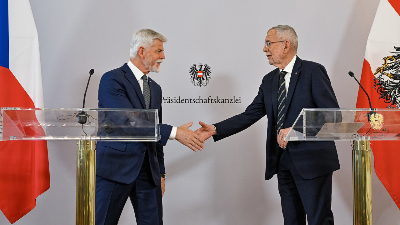 Èeský prezident Petr Pavel (vlevo) a rakouský prezident Alexander Van der Bellen vystoupili na tiskové konferenci, 1. èervna 2023, Vídeò.