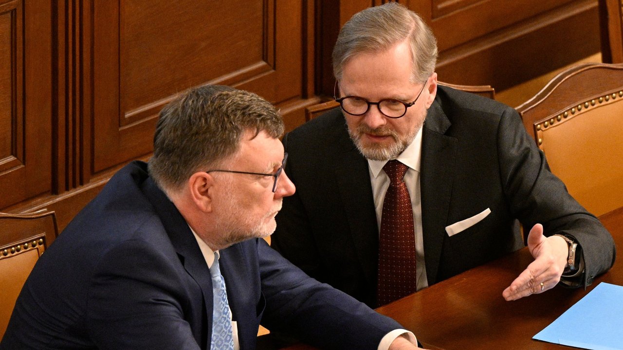 Debata o návrhu zákona zaèala ve støedu ve 14:00. Zleva ministr financí Zbynìk Stanjura a premiér Petr Fiala (oba ODS).