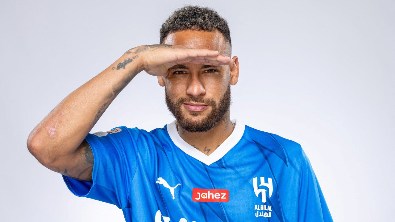 Brazilský útoèník Neymar po podpisu smlouvy se saúdskoarabským klubem al-Hilál.