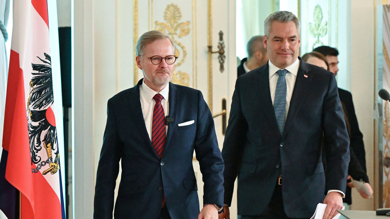 Èeský premiér Petr Fiala (vlevo) a rakouský spolkový kancléø Karl Nehammer pøichází na tiskovou konferenci po spoleèném jednání, 4. prosince 2023, Vídeò.
