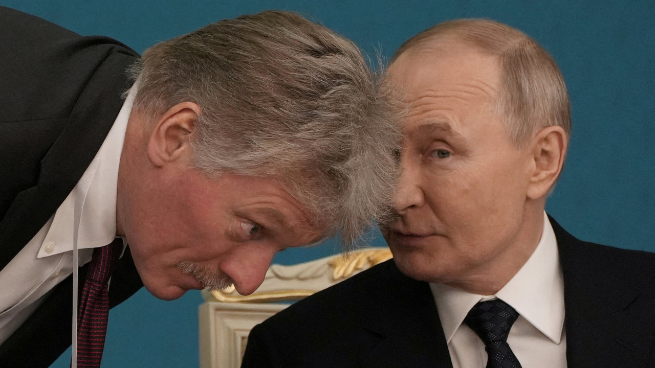 Mluv Kremlu Dmitrij Peskov bedliv naslouch ruskmu prezidentovi Vladimru Putinovi. Snmek je z rusko-kazaskch rozhovor v Astan v listopadu 2024