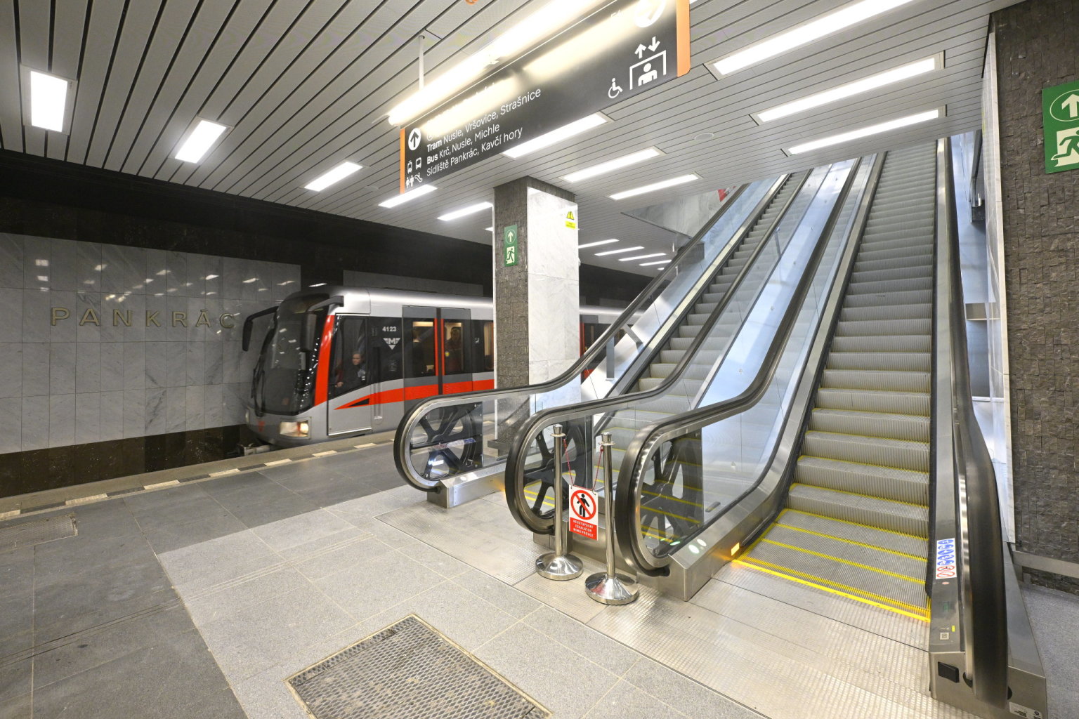 Zprovoznění zmodernizované stanice metra C Pankrác (Foto: ČTK) Zprovoznění zmodernizované stanice metra C Pankrác