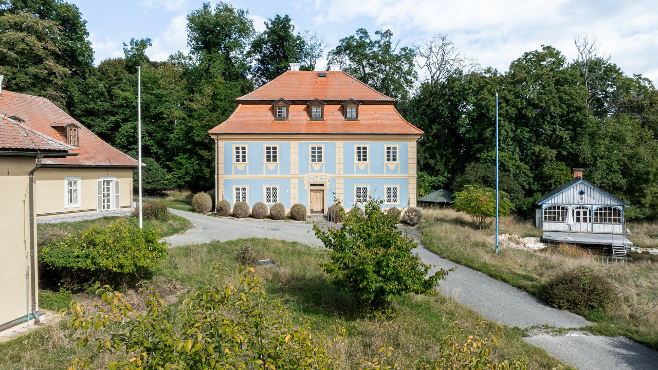 Z�mek D�ev�� nedaleko st�edo�esk�ho Ni�boru. Od roku 1991 do sv� smrti zde �il politik a podnikatel Karel Schwarzenberg.