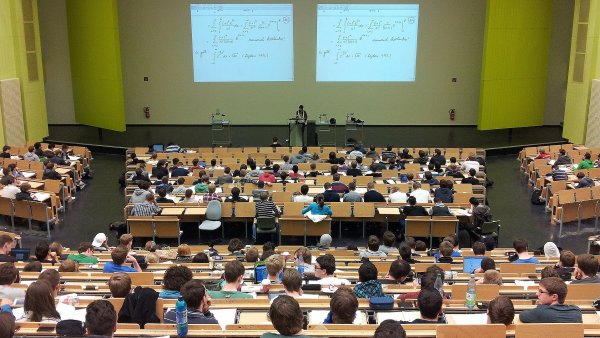 U soudů jsou vyšší desítky sporů o to, zda studenti musí platit školné, i...