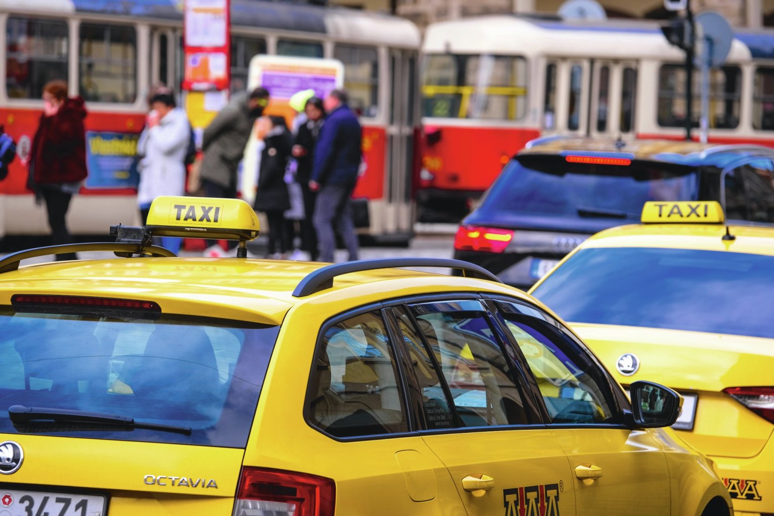 Taxik��i maj� skl�dat zkou�ku z �e�tiny