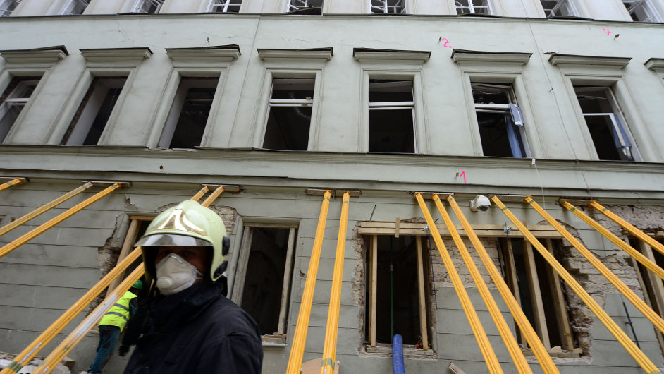 Odstraovn nsledk vbuchu v Divadeln ulici v Praze