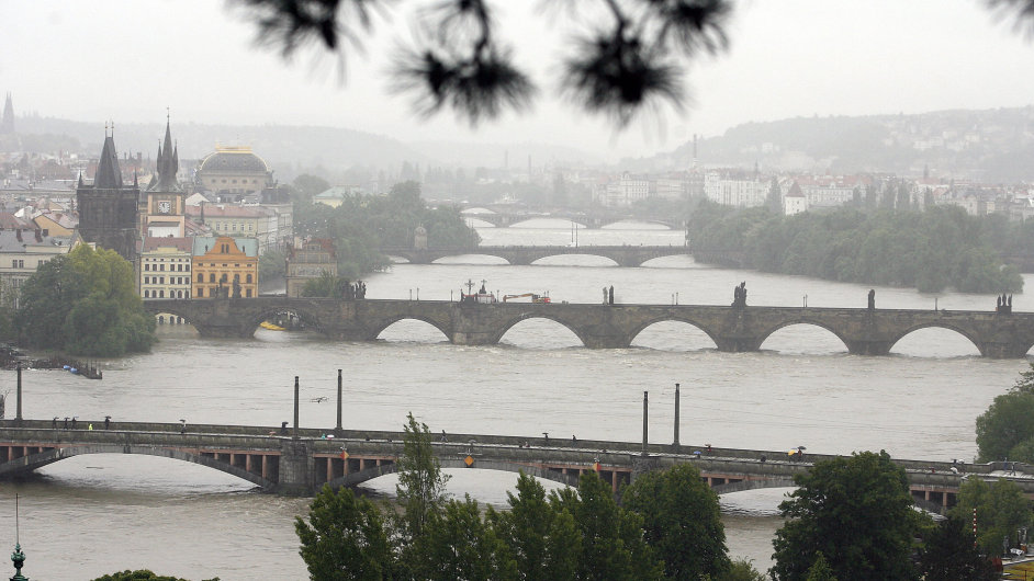Pohled na Vltavu a prask mosty z Letn v pondl 3. ervna v 8 hodin rno