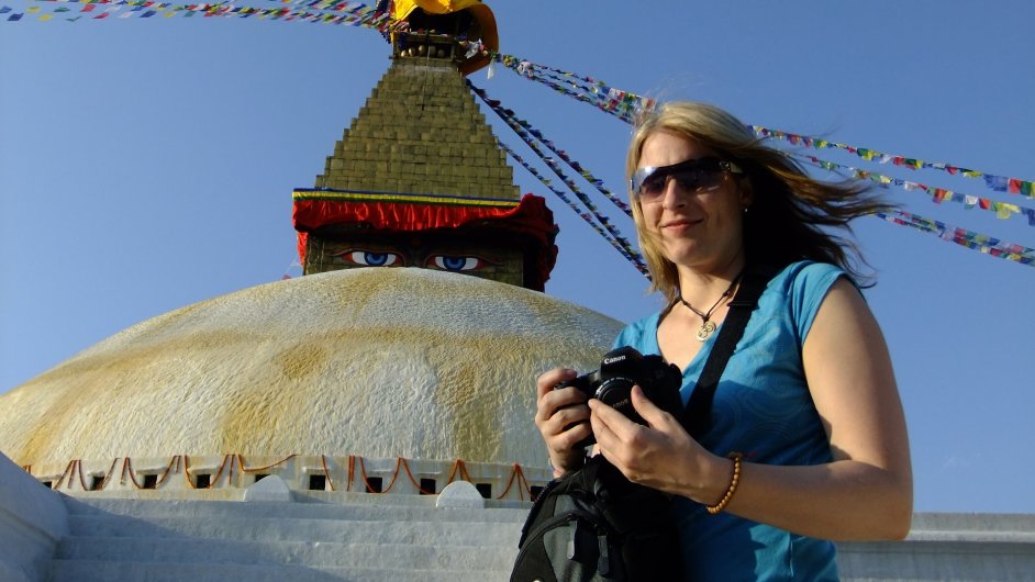 Jitka Pouzarov na sabbaticalu v Neplu. Na snmku u buddhistickho chrmu Boudhanath.