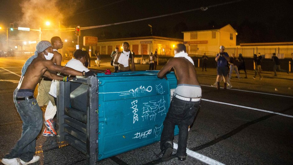 Demonstranti ve Fergusonu thnou na vozovku penosnou toaletu