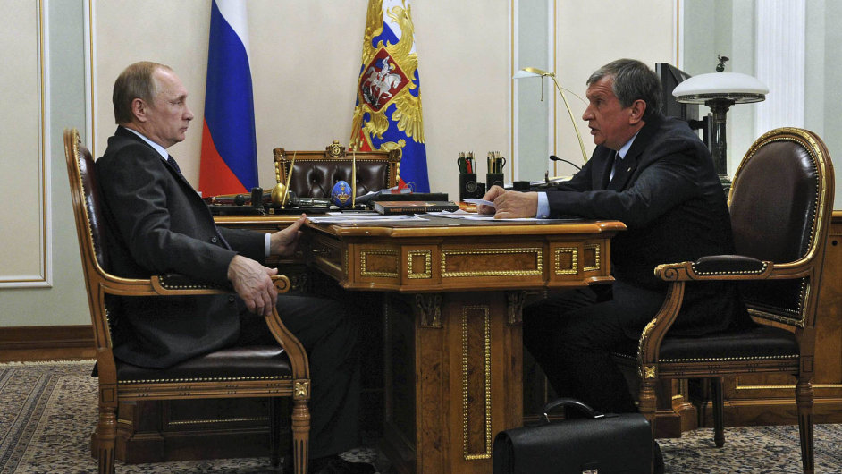 Na kobereku: f sttnho koncernu Rosnf Igor Sein (vpravo) byl vce ne 20 let vrnm spojencem prezidenta Putina. Ten mu nyn vyt, e Rosnf pli zadluil. Hlavn kvli akvizici...