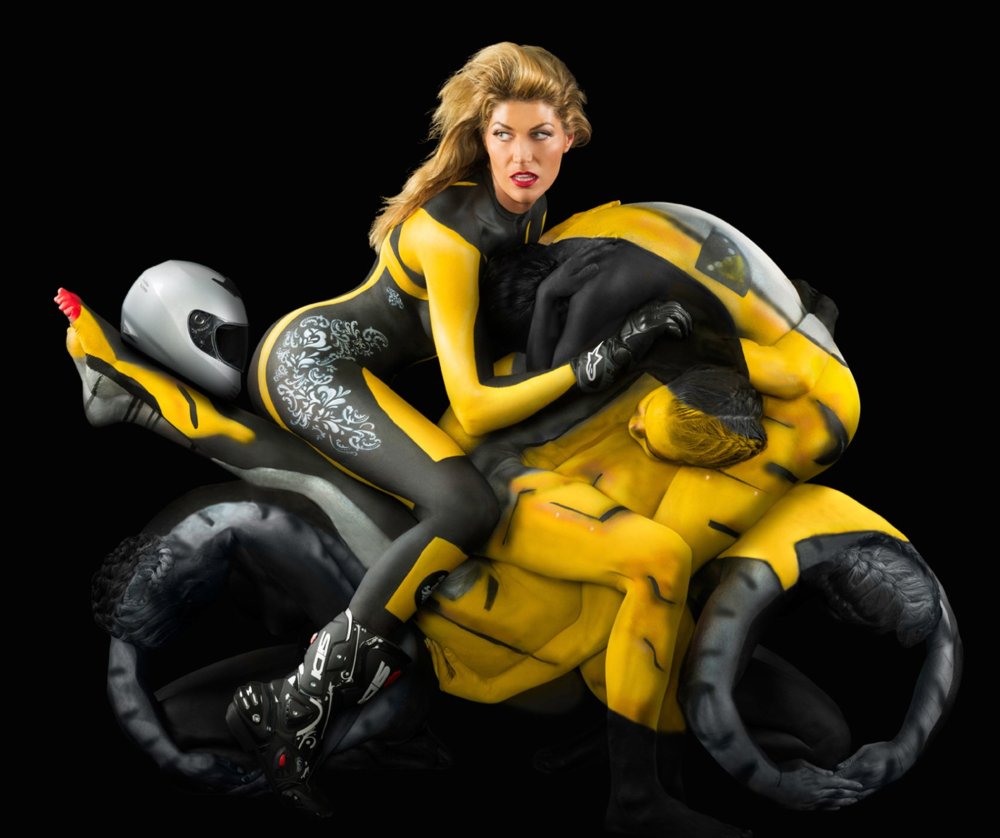 Bodypainting Nedávno se umělkyně proslavila i sérií fotek dívek na motorce. Ovšem motorka je tvořená také jen pomalovanými lidmi. Podívejte se blíž.