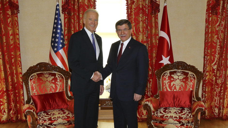 Americk viceprezident Joe Biden a tureck premir Ahmet Davutoglu.