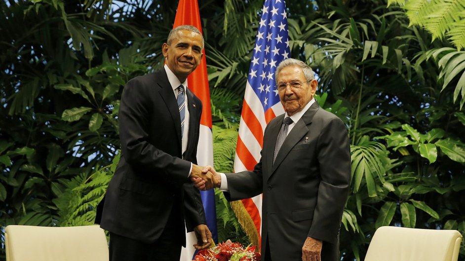 Americk prezident Barack Obama si pots pravic se svm kubnskm protjkem Raulem Castrem.