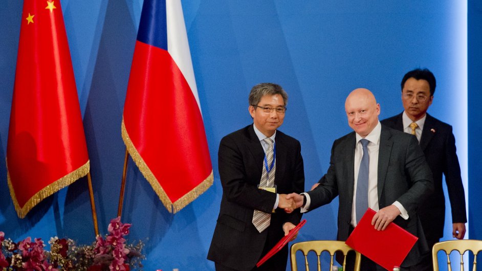 Generální ředitel společnosti ČEZ Daniel Beneš (druhý zprava) podepsal memorandum o porozumění o všestranné spolupráci s China General Nuclear Power Corporation.