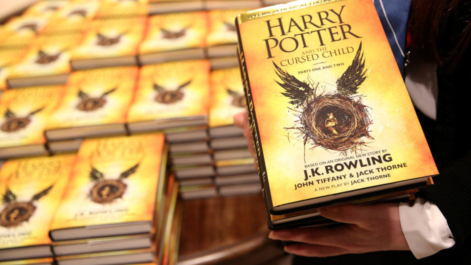Od sobotní pùlnoci, kdy se Harry Potter a Prokleté dítì ocitl na pultech, již ètenáøi ve Velké Británii zakoupili 680 tisíc výtiskù.