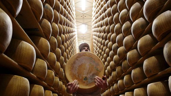 Sv�t pln&yacute; parmez&aacute;mu. Toho prav&eacute;ho italsk&eacute;ho se loni do �eska dovezlo 588 tun