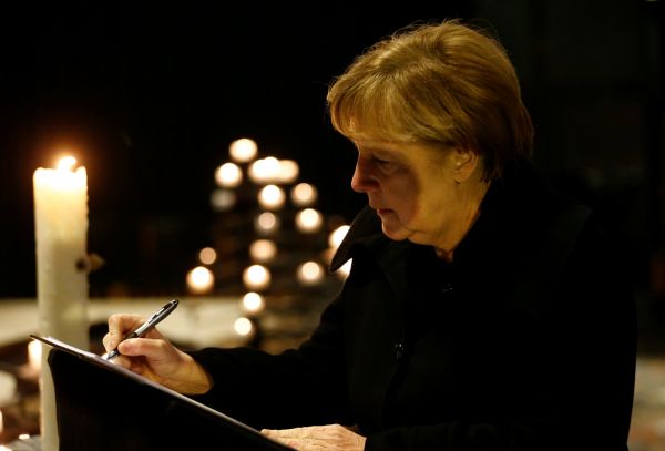 Merkelová se v Pamětním kostele císaře Viléma zapsala do kondolenční knihy.