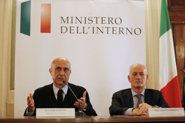 Italský ministr vnitra Marco Minniti a policejní šéf