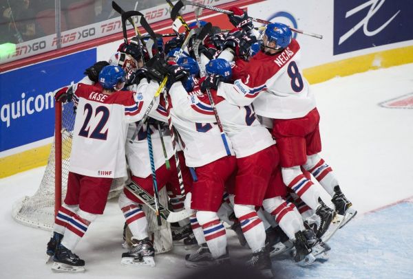 �e&scaron;t&iacute; junio�i nad�lili fanou&scaron;k�m dodate�n&yacute; v&aacute;no�n&iacute; d&aacute;rek